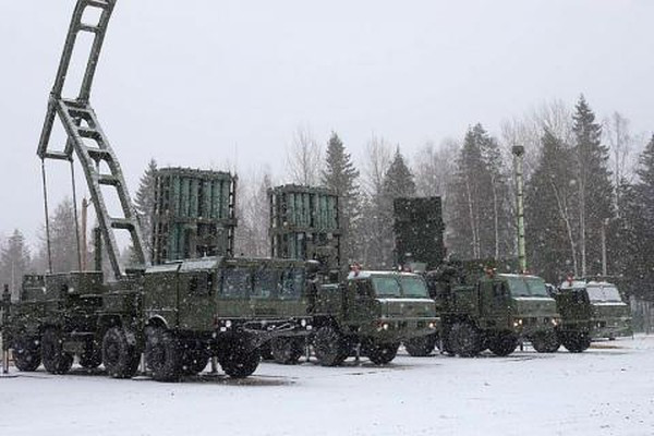 Trước đó một chút, người ta biết rằng Nga đã điều các hệ thống phòng không S-350, Buk-M3 tới biên giới Ukraine. Mặc dù đây là những hệ thống phòng không có tầm bắn hạn chế, nhưng chúng có thể chống lại những cuộc tập kích đường không ồ ạt, tên lửa hành trình và UAV.