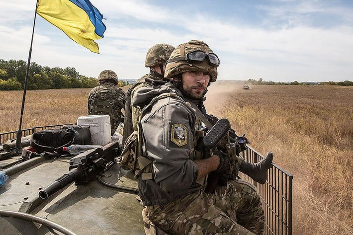 Hiện không có đơn vị nào của quân đội Ukraine nào trong làng Staromaryevka; các đơn vị này đang trú tại một phần ở bờ phía đông của sông Kalmius, nhưng bên ngoài khu định cư, gần với cầu phao do các đơn vị công binh của Ukraina xây dựng, mà dân quân DPR vừa phá hủy bằng pháo kích.