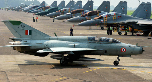 Số lượng máy bay MiG-21 hoạt động bắt đầu giảm vào cuối những năm 1980, khi các mẫu máy bay hiện đại hơn thay thế chúng trong biên chế tuyến đầu, Liên Xô đã dừng sản xuất MiG-21 vào cuối thập niên 1970 và chỉ cung cấp phụ tùng cho Ấn Độ.