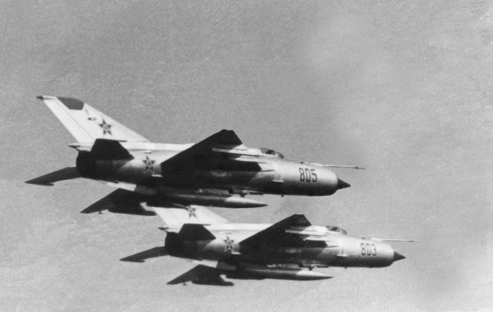 Chắc chắn MiG-21 không phải là mẫu máy bay chiến đấu đặc biệt hữu ích trong không quân phương Tây, khi tầm hoạt động của nó rất ngắn, không thể mang nhiều vũ khí và thiếu không gian để bố trí các thiết bị điện tử tinh vi. Kính buồng lái của nó hạn chế tầm quan sát của phi công.