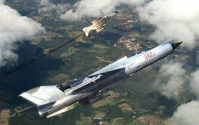 Kích thước và khả năng cơ động của MiG-21 cũng cho phép chúng tránh được các tên lửa không đối không giai đoạn đầu. Sau khi chiến đấu với máy bay Mỹ, những chiếc MiG-21 của KQND Việt Nam sẽ nhanh chóng hạ cánh ở một sân bay gần đó.