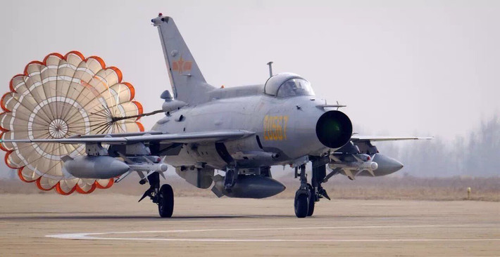 Nhưng như vậy không có nghĩa là sự kết thúc kỷ nguyên của MiG-21; nhiều mẫu J-7 và F-7 vẫn còn có thể hoạt động trong thời gian khá lâu. Bangladesh đã mua được hàng chục chiếc F-7 cuối cùng vào năm 2013 và sẽ không cần thay thế sớm.