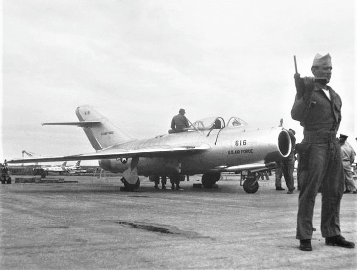 Những chiếc chiến đấu cơ MiG-15 có thể chia cắt đội hình máy bay ném bom B-29 của Mỹ, nhưng không thể đuổi kịp các máy bay ném bom hiện đại của Mỹ. Liên Xô dự định MiG-21 sẽ thay đổi điều đó, đồng thời cung cấp một phương án chiếm ưu thế trên không hiệu quả.