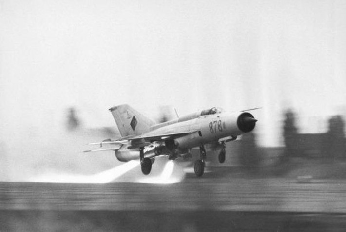 Tuy nhiên, MiG-21 đã đáp ứng yêu cầu của Không quân Liên Xô về một máy bay chiến đấu đánh chặn, tiến công mặt đất có thể bay và chiến đấu trên các chiến trường Tây Âu, đặc biệt là khả năng có thể sản xuất loạt với số lượng lớn.