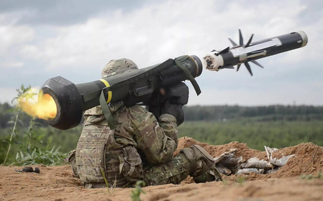 Theo truyền thông Nga, việc Estonia có kế hoạch cung cấp tên lửa chống tăng Javelin cho Ukraine, nhưng hoàn toàn không bị Mỹ phản đối. Mặc dù Mỹ đang cố gắng chứng tỏ rằng họ đang giữ lời hứa với Nga, về việc giảm leo thang ở Donbass, tuy nhiên giữa lời nói và hành động thường không đi liền với nhau. Nguồn ảnh: Pinterest.