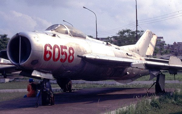 J-6 là một phiên bản sao chép từ MiG-19 của Liên Xô, và là nòng cốt của Không quân Trung Quốc trong thời kỳ Chiến tranh Lạnh, với số lượng đến 3.000 chiếc trong biên chế, cho đến khi Trung Quốc mua được chiến đấu cơ hiện đại của Liên Xô vào năm 1989.