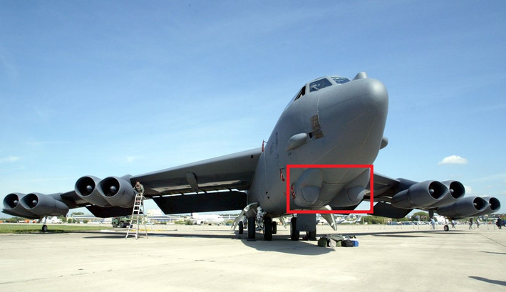 Trong khi lắp đặt động cơ mới, Boeing cũng có thể tháo hai cảm biến dưới mũi máy bay. Hai cảm biến này là camera hồng ngoại và camera ảnh nhiệt, để giúp tăng cường khả năng quan sát, khi B-52 ném bom ở độ cao thấp.