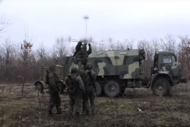 Đáp lại, các phân khu của Cộng hòa Nhân dân Donetsk và Lugansk tự xưng cũng có những hệ thống tác chiến điện tử và đang tích cực sử dụng để không chế UAV của Ukraine, như hệ thống tác chiến điện tử Triton M1.