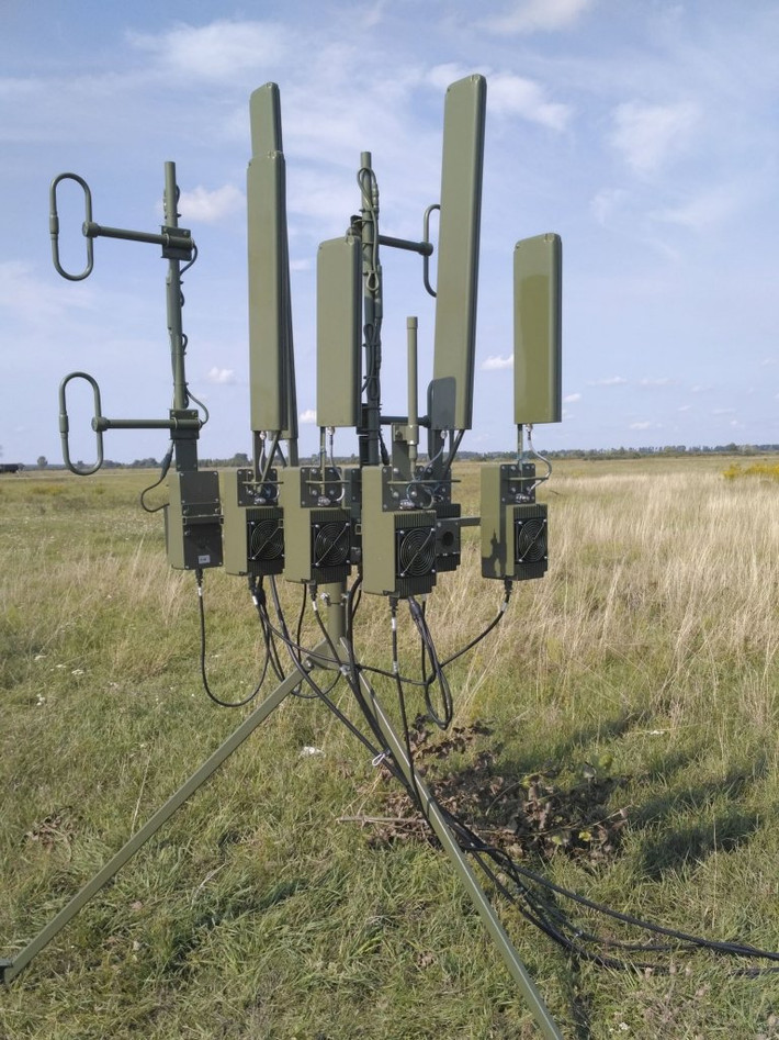 Hiện tại, vẫn chưa rõ tổ hợp tác chiến điện tử (EW) nào được Quân đội Ukraine sử dụng để trấn áp phòng không ở Donbass, vì hiện nay Quân đội Ukraine đang sở hữu một số hệ thống EW được phát triển dưới thời của Liên Xô và do Ukraine tự phát triển.