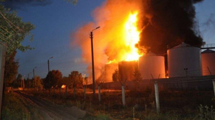 Còn trong đêm hôm qua, pháo binh Ukraine liên tục khai hỏa dồn dập vào các vị trí của dân quân ly khai ở miền Đông Ukraine. Khu vực bị Quân đội Ukraine tập kích hỏa lực dữ dội nhất là Dokuchaevsk. Trên mạng xã hội xuất hiện một số video ghi lại hình ảnh đạn pháo Ukraine khiến bầu trời sáng rực.