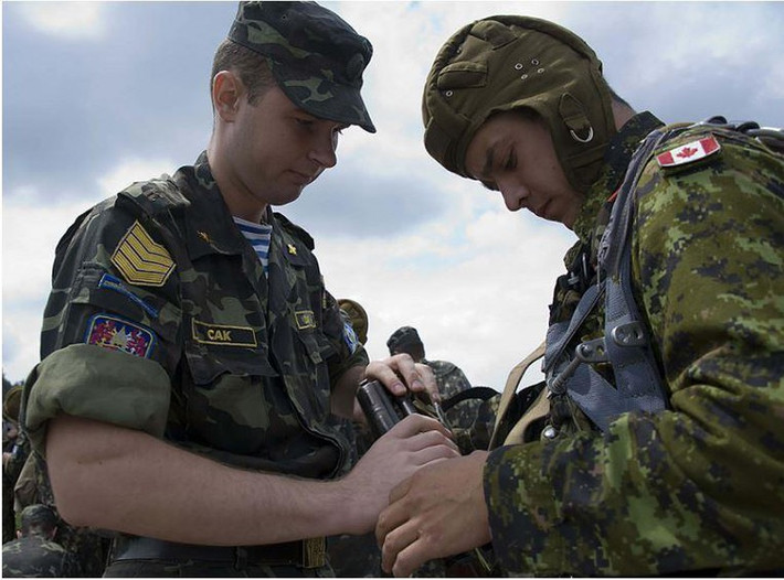 Theo một số thông tin, một số quân nhân thuộc lực lượng Không quân Canada, đóng quân ở Lvov Ukraine từ trước đó, hiện đã được rút bớt một phần. Như vậy sau những tuyên bố “hùng hồn” ban đầu, Canada không can thiệp mạnh vào Donbass như mong đợi từ phía Ukraine.