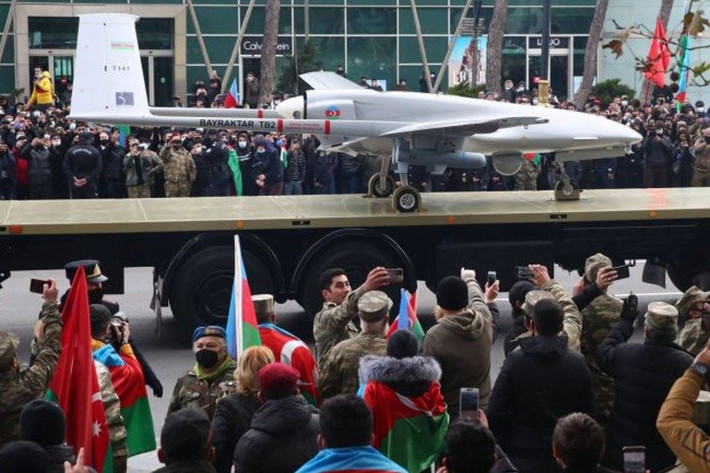 Rõ ràng việc sử dụng UAV TB2 vào nhiệm vụ quan sát và sửa bắn cho pháo binh của Quân đội Ukraine đang được đánh giá rất thành công; nhất là vào ban đêm, khi phần lớn các UAV của Quân đội Ukraine hiện có không có khả năng quan sát ban đêm.