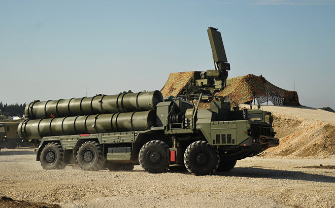 Hơn nữa, radar của hệ thống phòng không S-400 mà Nga đang bố trí sát biên giới Ukraine, có thể dễ dàng xác định vị trí hiện tại của máy bay không người lái tấn công Bayraktar TB2.