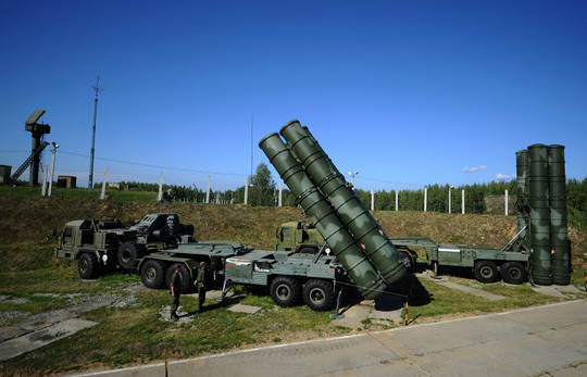 “Chúng tôi chắc chắn có thể nói rằng, radar của hệ thống S-400 sẽ hoàn toàn đủ sức phát hiện những chiếc UAV TB2; mặc dù bản thân các tổ hợp này, hoàn toàn không được thiết kế để tiêu diệt những máy bay không người lái như vậy.