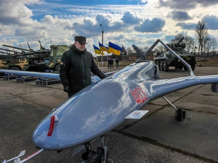 Theo tờ Forbes của Mỹ, UAV có thể phá vỡ sự cân bằng trong cuộc xung đột tiềm tàng giữa Nga và Ukraine; nhưng tiếc rằng, cái kết có hậu không giành cho Ukraine và những chiếc UAV của Ukraine sẽ không thể thay đổi kết quả cuộc chiến, như nhiều nhà phân tích tin tưởng.