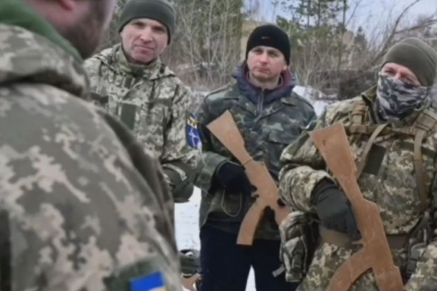 Một vụ bê bối mới trong quân đội Ukraine đã xảy ra, trong quá trình các đơn vị của quân đội nước này, tiến hành huấn luyện bảo vệ Kiev, trong trường hợp bị tấn công và bị dư luận nước này chỉ trích kịch liệt.