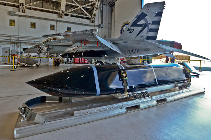 LRASM là loại tên lửa tiên tiến do Lockheed Martin phát triển và sản xuất cho Hải quân Mỹ. Hiện tại, tên lửa đã được trang bị trên hai loại máy bay chiến đấu, đó là tiêm kích hạm F/A-18E/F Super Hornet của Hải quân và máy bay ném bom B-1B của Không quân.