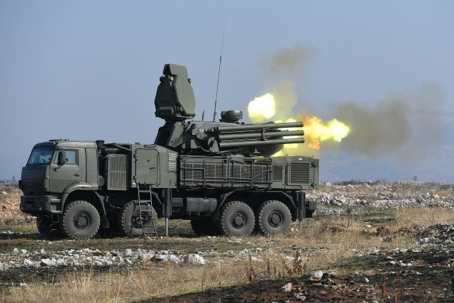 Việc vận chuyển hệ thống Pantsir-S, theo nguồn tin đăng tải bức ảnh, được thực hiện theo hướng chính diện. Đồng thời, chú thích của bức ảnh cho biết, vị trí di chuyển của các phương tiện phòng không theo hướng, dự kiến có các cuộc tấn công mạnh nhất của Quân đội Ukraine.