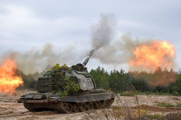 Hơn nữa, trong hầu hết các cuộc tấn công bằng pháo cỡ lớn của Quân đội Ukraine, máy bay không người lái UAV TB2 đều đóng vai trò thực hiện điều chỉnh hỏa lực pháo binh; do các trận địa pháo thường cách mục tiêu từ 7-10 km và trong đó có nhiều vụ pháo kích vào ban đêm.