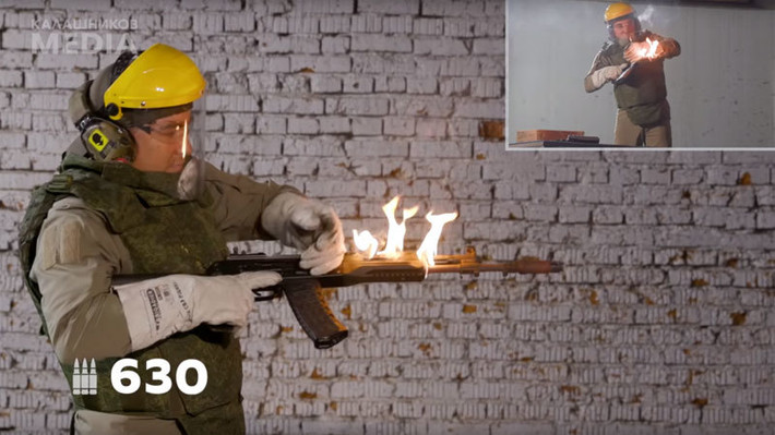 Mẫu AK-12 đời đầu đã không hoàn thành được các bài thử nghiệm quân sự khắc nghiệt. Đồng thời những ý kiến của các tướng lĩnh cao cấp của Bộ Quốc phòng Nga cho rằng, “tin cậy mới là yếu tố quan trọng nhất của mẫu súng trường tiến công, còn những thiết kế khác là không cần thiết và chỉ làm tăng giá thành sản xuất”.
