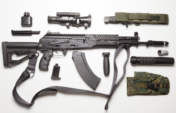 Câu hỏi đặt ra là tại sao AK-12 bỏ các thiết kế như kiểu súng trường tiến công của NATO. Theo các chuyên gia công nghiệp quốc phòng Nga và kỹ sư cấp cao của công ty Kalashnikov Concern là ông Vladimir Onokoy cho biết, những thiết kế của vũ khí phương Tây sẽ làm giảm độ tin cậy của khẩu AK.