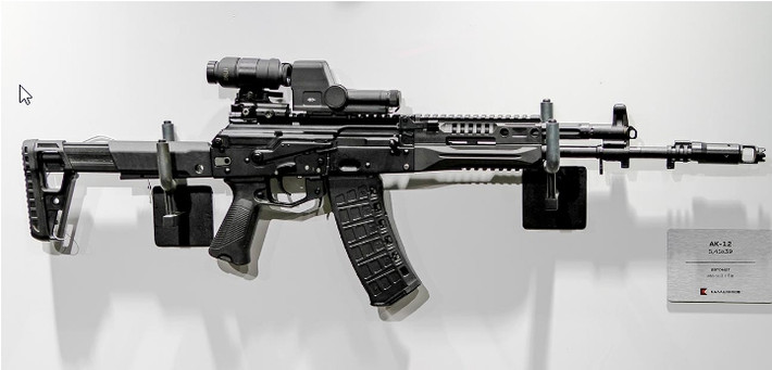 Vậy sự khác biệt giữa phiên bản đầu tiên của AK-12 và phiên bản đang trang bị hiện nay là gì, đó là AK-12 đời đầu, mức độ hiện đại và tiện lợi hơn, nhưng kém tin cậy hơn. Tuy nhiên, AK-12 vẫn là một bước tiến lớn so với gia đình AK đông đảo trước kia.