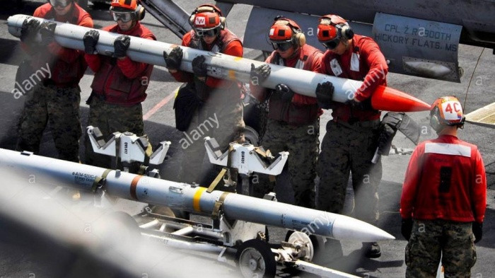 Còn Nhật Bản mua tên lửa AIM-120 vào năm 2018, đơn giá khoảng 2 triệu USD/quả. Canada dường như đã trả nhiều tiền nhất cho việc mua tên lửa AIM-120; theo thông tin, vào năm 2017, nước này đã chi 140 triệu USD để mua 32 tên lửa, mỗi tên lửa có giá hơn 4 triệu USD.