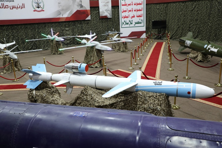 Về phía bên kia là các UAV vũ trang của Houthi, bao gồm cả loại UAV Samad tầm xa. Những chiếc máy bay đơn giản này có thể bay từ 1.500 km trở lên và thả bom dẫn đường bằng GPS vào các mục tiêu.