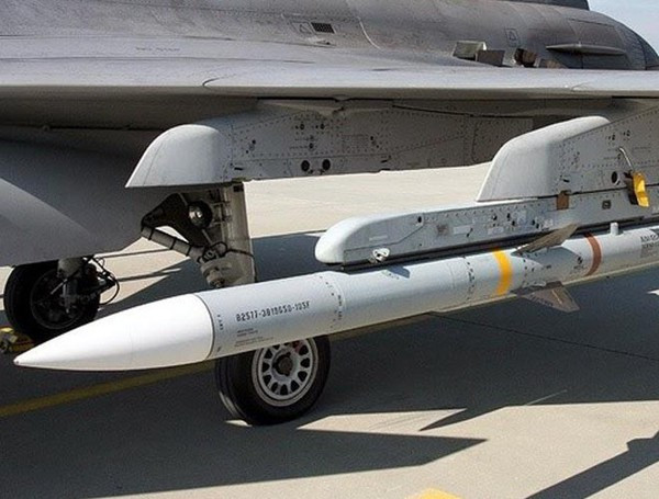Bộ Ngoại giao Mỹ đã vừa qua đã phê duyệt việc Arab Saudi mua 280 tên lửa không đối không tầm trung tiên tiến AIM-120C trị giá 650 triệu USD. Lô tên lửa này, cần bổ sung gấp vào kho vũ khí của Arab Saudi, vì kho tên lửa của nước này đã cạn kiệt, do phải đối phó với UAV của lực lượng Hauthi của Yemen.