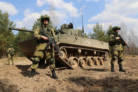 Nhưng vị trí của Kaliningrad vừa là ưu điểm vừa là nhược điểm. Vì nó nằm trong một căn cứ quân sự của Nga tại một quốc gia thuộc khối NATO. Điều này có nghĩa là trong thời kỳ căng thẳng, các chính phủ NATO có thể dễ dàng ngăn chặn xe tải, tàu hỏa và máy bay tiếp tế cho khu vực Kaliningrad.