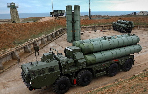 S-400 là hệ thống tên lửa phòng không di động, có khả năng đánh chặn nhiều loại máy bay, phương tiện bay không người lái, tên lửa hành trình và các mục tiêu trên không khác; đồng thời có khả năng phòng thủ tên lửa đạn đạo giai đoạn cuối; được đưa vào biên chế trong Quân đội Nga từ năm 2007.