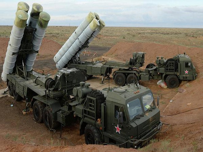 Năm 2018, S-400 lần đầu tiên được xuất khẩu sang Trung Quốc. Vào tháng 12 năm 2020, Thổ Nhĩ Kỳ cũng đã nhận được S-400, gây nên sự khủng hoảng quan hệ giữa Thổ Nhĩ Kỳ và các nước phương Tây. S-400 cũng đã được bán cho Belarus.