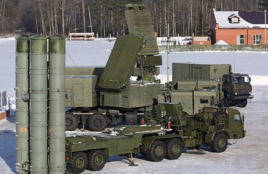 Gần đây hệ thống phòng không S-400 của Nga, được các phương tiện truyền thông Ấn Độ và các chuyên gia quốc phòng đánh giá là “tốt nhất thế giới”, “kẻ thay đổi cuộc chơi”, “sát thủ bầu trời” hay “Pakistan và Trung Quốc đang run rẩy trước S-400”.