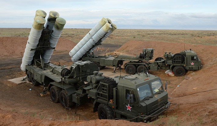 Trong bối cảnh leo thang căng thẳng ở Donbass và mối đe dọa ngay lập tức đối với Nga, được biết quân đội Nga đã triển khai các hệ thống phòng không tầm xa S-400 áp sát khu vực biên giới Ukraine, chỉ cách 100km.