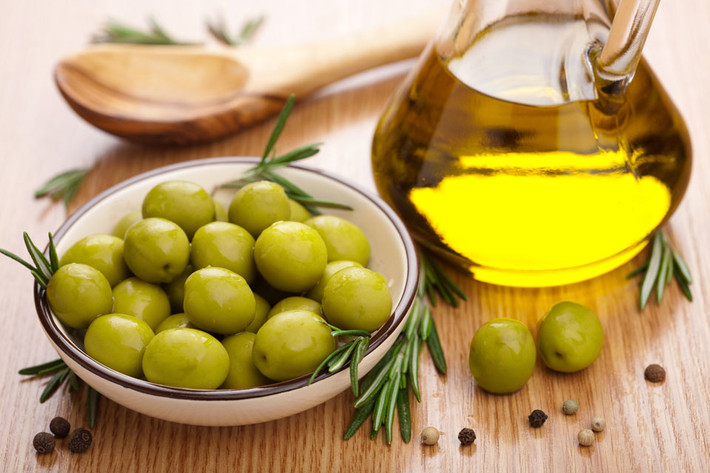 Quả oliu và dầu oliu. Loại thực phẩm làm đẹp da giàu axit béo omega 3 này giúp cải thiện mái tóc, làn da, móng tay và thúc đẩy lưu thông máu giữ cho da luôn hồng hào. Chất béo lành mạnh có trong dầu oliu cũng giúp giảm cơ chế kích ứng và mẩn đỏ trên da.