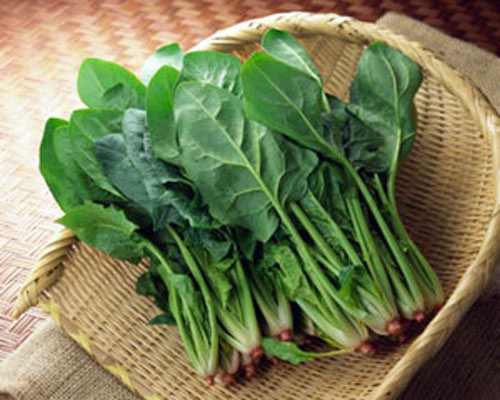 Rau bina. Thực phẩm làm đẹp da này chứa beta carotene và lutein giúp cải thiện độ đàn hồi cho da. Loại rau này cũng chứa magie giúp giảm căng thẳng, làm sạch độc tố trong cơ thể.