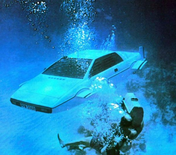 2. Lotus Espirit (The Spy Who Loved Me, 1977): Trong phim, chiếc xe này độc đáo ở chỗ nó có thể biến thành một tàu ngầm và có những cuộc rượt bắt ấn tượng trong lòng biển.