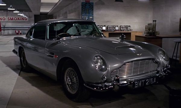 1. Aston Martin DB5 (Goldfinger, 1964): Xuất hiện trong Goldfinger, DB5 đã trở thành chiếc xe biểu tượng cho cả series và chiếc xe mà ai cũng sẽ nghĩ tới khi nhắc đến điệp viên 007.