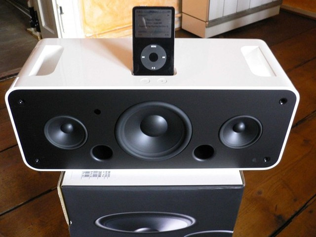 iPod Hi-Fi hỗ trợ chơi nhạc stereo cực kỳ sống động được phát trực tiếp từ các máy nghe nhạc iPod. Tuy nhiên, nhiều đánh giá cho rằng thiết kế này không thực sự hợp lý và vô duyên do iPod cứ nhô lên cao, chức năng điều khiển từ xa thì bị giới hạn. Nguồn ảnh: Gadgets, Genk.