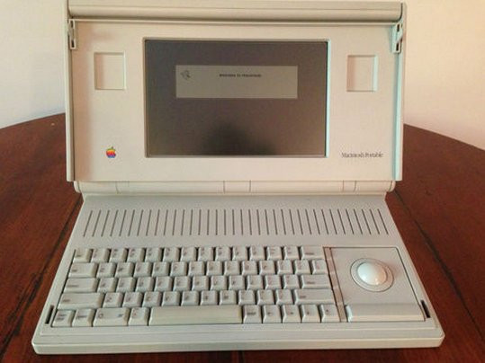 Apple cho ra mắt chiếc “máy tính xách tay” đầu tiên của mình vào tháng 9 năm 1989. Mặc dù được gọi là “xách tay” nhưng Macintosh Portable lại nặng tới 7,3kg. Để sở hữu sản phẩm hot này, khách hàng khi đó phải bỏ ra 7.300 USD, tương đương với 14.300 USD (khoảng 325 triệu đồng) thời điểm hiện tại.
