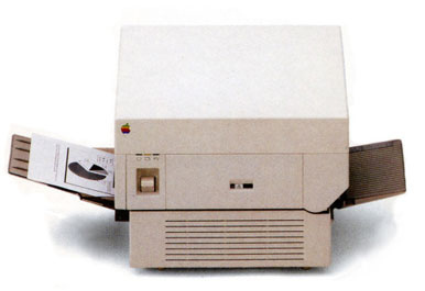 Máy in Apple LaserWriter có giá 6.995 USD, tương đương khoảng 16.000 USD (khoảng 362 triệu đồng) thời điểm năm 2017. Sở dĩ có giá đắt đỏ như vậy bởi nó có thể kết nối với cùng lúc 12 máy tính Macintosh khác nhau. Đây cũng là chiếc máy in laser thương mại đầu tiên được tung ra thị trường một cách đại trà, mở ra một cuộc cách mạng in ấn qua máy tính.