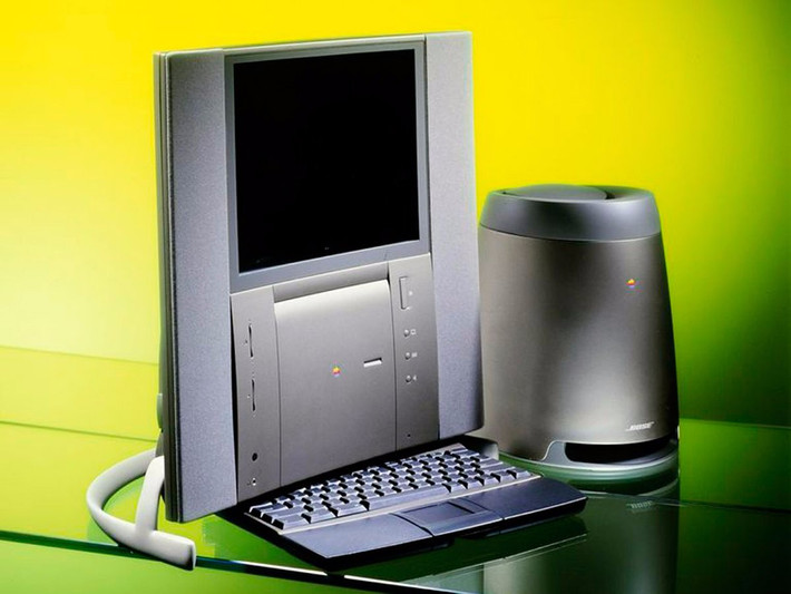 Twentieth Anniversary Macintosh (TAM) là một thiết bị công nghệ độc đáo của hãng Apple. Ra mắt vào tháng 3 năm 1997, sản phẩm này được cho là tiền thân của dòng máy iMac hiện nay. Giá bán ban đầu của sản phẩm này là 7.499 USD, tương đương với khoảng 11.200 USD (khoảng 254 triệu đồng) ở thời điểm hiện tại. Tuy nhiên, điều đáng nói là 1 năm sau đó, Apple đã hạ mức giá của TAM xuống chỉ còn 1.995 USD (khoảng 45 triệu đồng) để hút người mua và ngừng sản xuất.