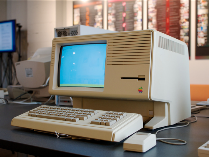 Máy tính để bàn Apple LISA là một trong những sản phẩm của Apple có giá đắt đỏ nhất. Sản phảm này được mở bán vào năm 1985 với giá khủng đên 9.995 USD (khoảng 227 triệu đồng). Đây là chiếc máy tính đầu tiên có khả năng tương tác với chuột thông qua giao diện người dùng đồ họa.