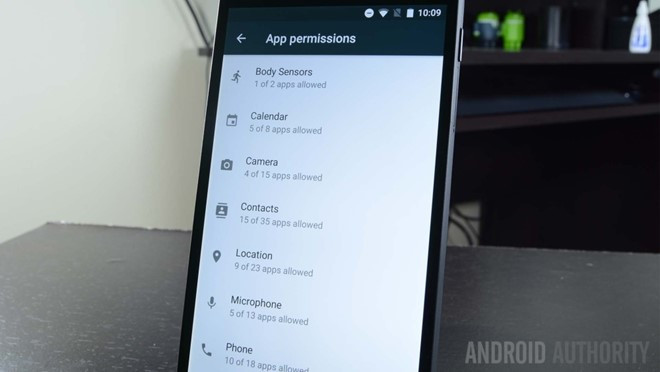 Điện thoại Android đang được ưa chuộng trên thị trường. Tuy nhiên, bạn cần biết rõ những điều không nên làm với điện thoại android sau đây. Thứ nhất, đồng ý các yêu cầu vô lý từ ứng dụng. Điều này nên tuyệt đối tránh. Mỗi khi tải về một ứng dụng nào đó, hãy chắc chắn bạn chỉ cho phép nó tiếp cận những thông tin sẽ thực sự hỗ trợ hoạt động của phần mềm đó. Ảnh: Android Authority.