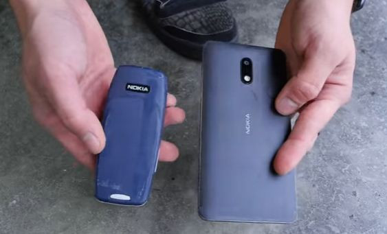 Chiếc Nokia 3310 phiên bản "chính hiệu" ra mắt năm 2000 đọ sức cùng Nokia 6 vừa ra mắt trong thử nghiệm thả rơi ở nhiều độ cao khác nhau. Cùng xem những hình ảnh thực tế khi Nokia 3310 đọ sức cùng Nokia 6.