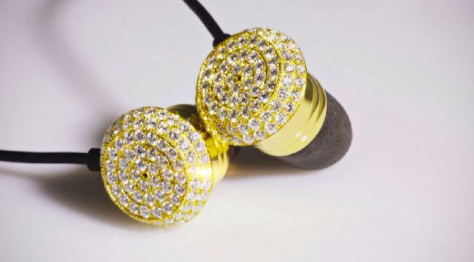 Một chiếc tai nghe điện thoại khác bàng vàng 24k xa xỉ. Nguồn ảnh: Dailymail, luxurylaunches, most-expensive.