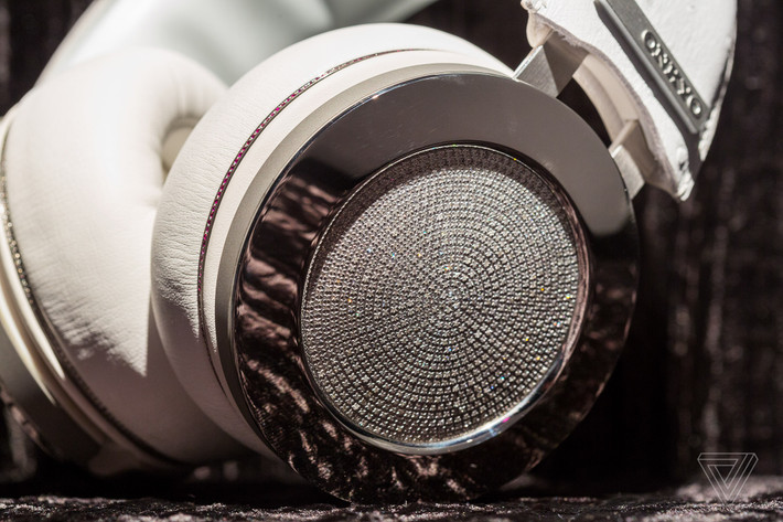 Chiếc tai nghe có giá 2,2 tỷ đồng có tên Onkyo Diamond Headphones phủ kín kim cương trắng tuyệt đẹp.