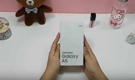 Mới ra mắt cách đây chưa được bao lâu, Samsung Galaxy A5 2017 rất được ưa chuộng vì thiết kế đẹp cũng như giá cả phải chăng. Siêu phẩm này trở nên hot hơn hẳn khi cách đây vài ngày một phiên bản màu hồng anh đào mới nhất, rất nữ tính vừa về Việt Nam. Ảnh: Samfan Vietnam/Youtube.
