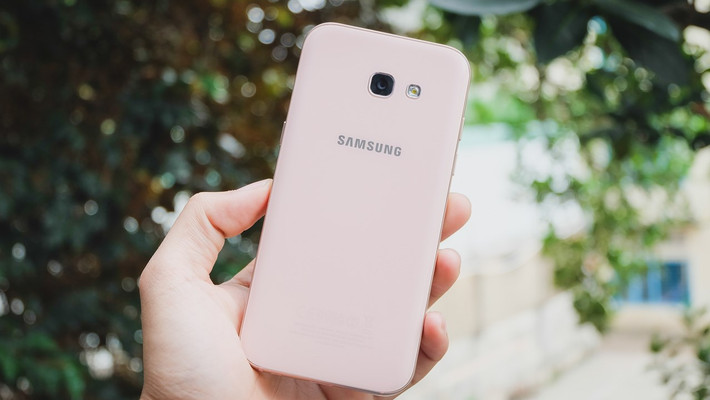 Samsung Galaxy A5 2017 phiên bản màu hồng được bán với mức giá 9 triệu. Phiên bản màu hồng này là một sự lựa chọn khá hoàn hảo cho các bạn nữ khi chuẩn bị mua sắm smartphone mới. Ảnh: TGDĐ.