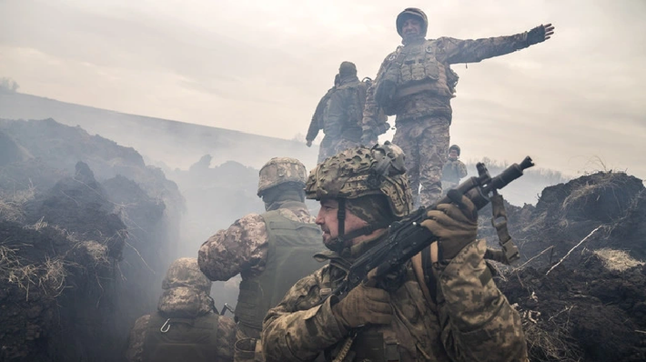 Theo các phóng viên đưa tin, từ các nguồn tin công khai của Ukraine, Tổng thống Zelensky sẽ không đàm phán với Moscow và đã sẵn sàng để Quân đội Ukraine rút lui về tỉnh Dnipropetrovsk, dựa vào sông Dnipro để phòng thủ. Theo các nguồn tin từ phía Ukraine, vấn đề tổng động viên Quân đội Ukraine cơ bản đã được giải quyết. Ảnh: Getty Images.